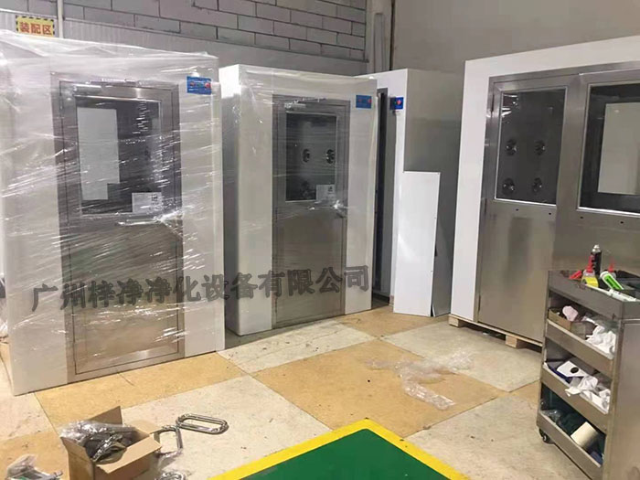 風淋室作為一種重要的凈化設備，廣泛應用于無塵室、電子、制藥等行業。