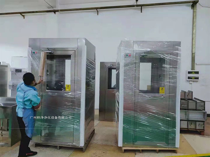風淋室作為一種重要的潔凈室設備在運輸前，應對風淋室進行徹底的清潔和檢查，確保無損壞。