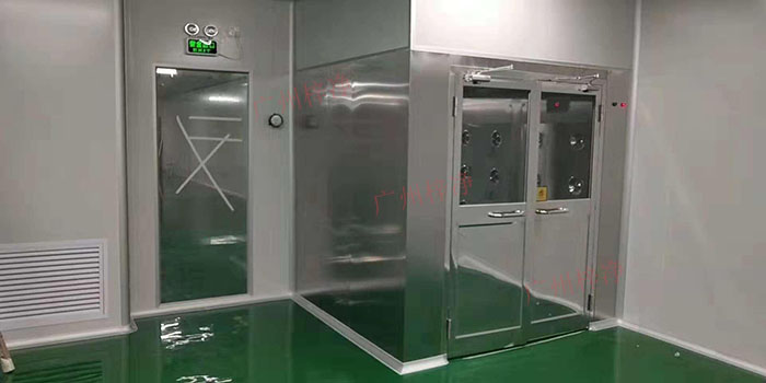 雙開門全不銹鋼風淋通道在各個行業(yè)的應用中，都展現(xiàn)了其卓越的性能和設計理念